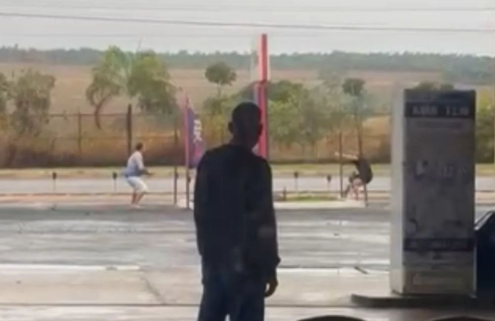 VÍDEO | Suspeito resiste a prisão e dá início a troca de tiros com policial civil na frente de posto
