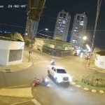 VÍDEO Adolescente fica ferida após colisão com caminhonete em rotatória no Centro de Jataí