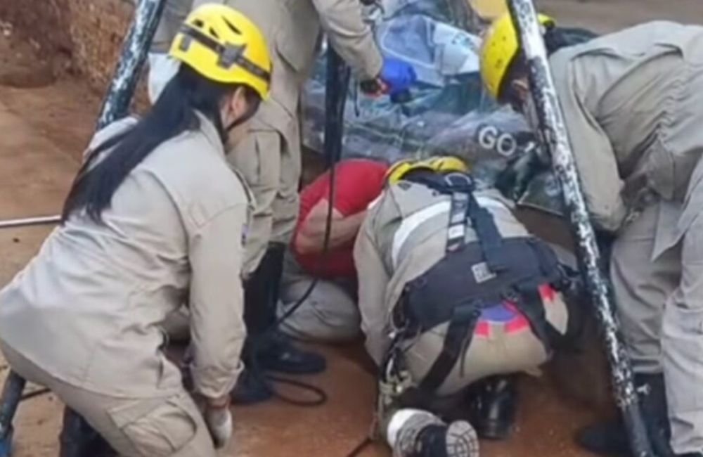 VÍDEO | Bombeiros resgatam bebê de um ano que caiu em buraco de 2,5 metros