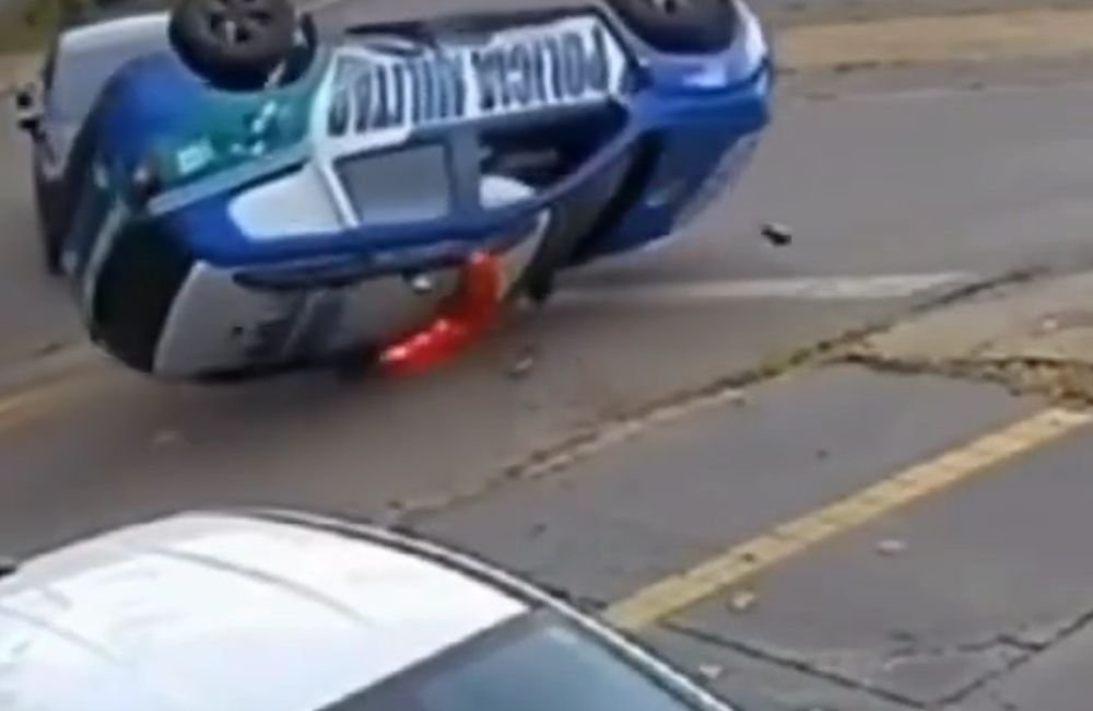 VÍDEO | Viatura da PM capota após ser atingida por carro em cruzamento