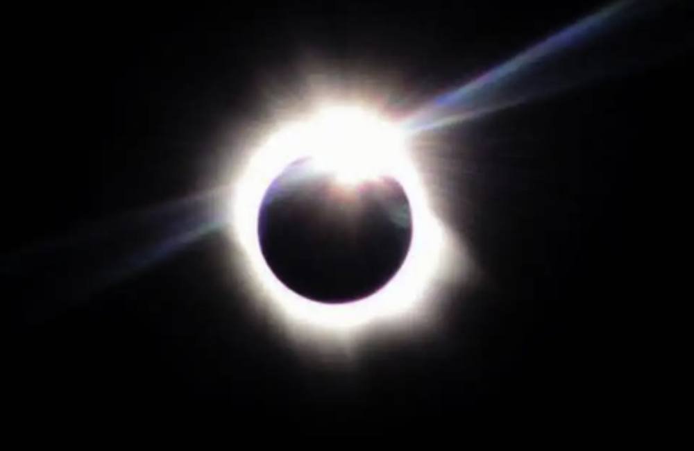 AGORA! Acompanhe ao vivo agora o eclipse solar desta quarta-feira