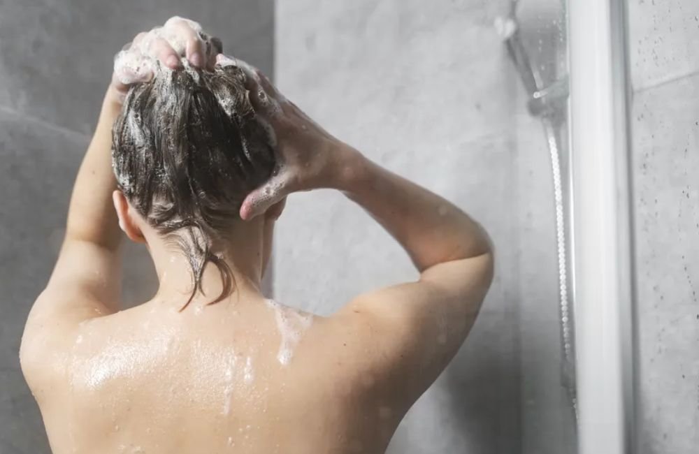 Banho com água quente faz mal para a pele e cabelos? Especialistas explicam