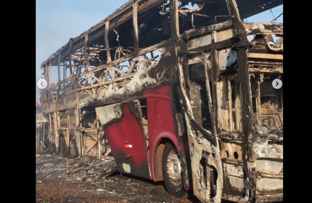 Incêndio destrói ônibus de passageiros na BR-060 próximo a Jataí
