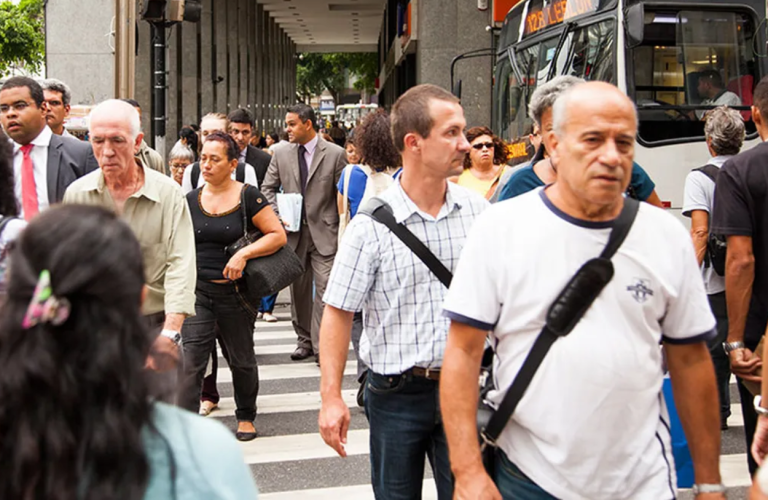 Expectativa de vida do brasileiro sobe para 76,4 anos, segundo IBGE