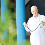 Goiano supera todas as dificuldades e se forma em medicina aos 90 anos