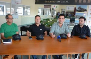 José Modesto, o técnico Gian Rodrigues, o presidente Humberto Macchione e Álvaro de Lima durante a apresentação oficial do novo comandante da Jataiense para o Goianão 2025.