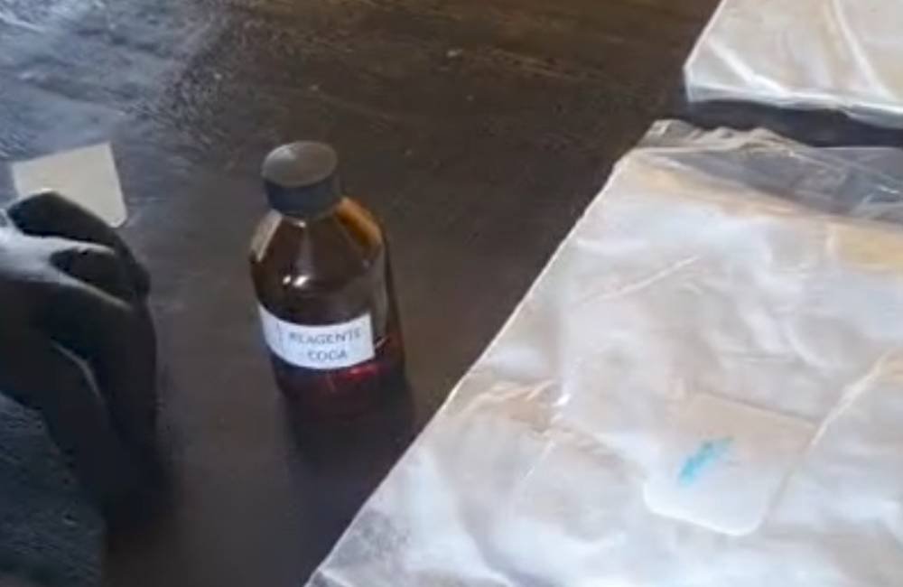 VÍDEO | Jovem é presa com 3,7 kg de cocaína escondidos no corpo durante abordagem na BR-364