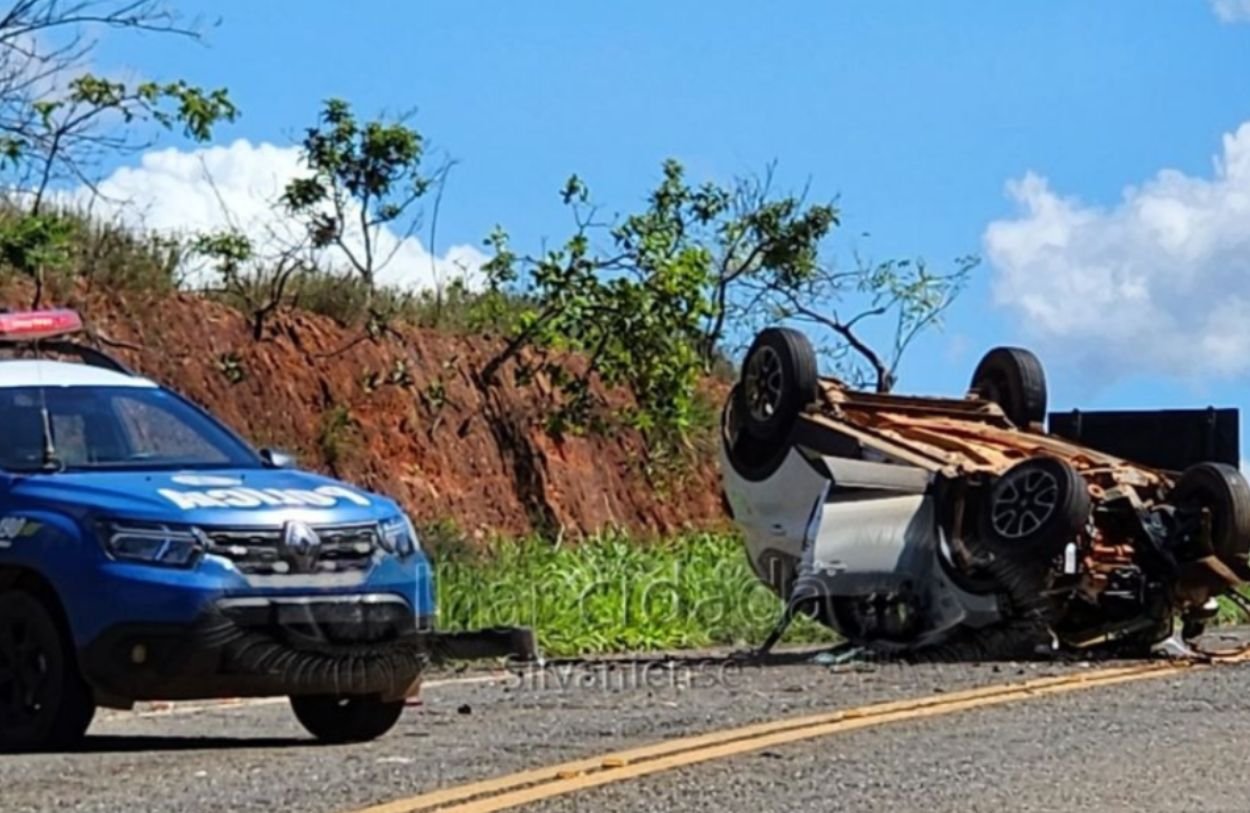 Mulher morre após acidente entre carro e caminhão na cidade de Silvânia
