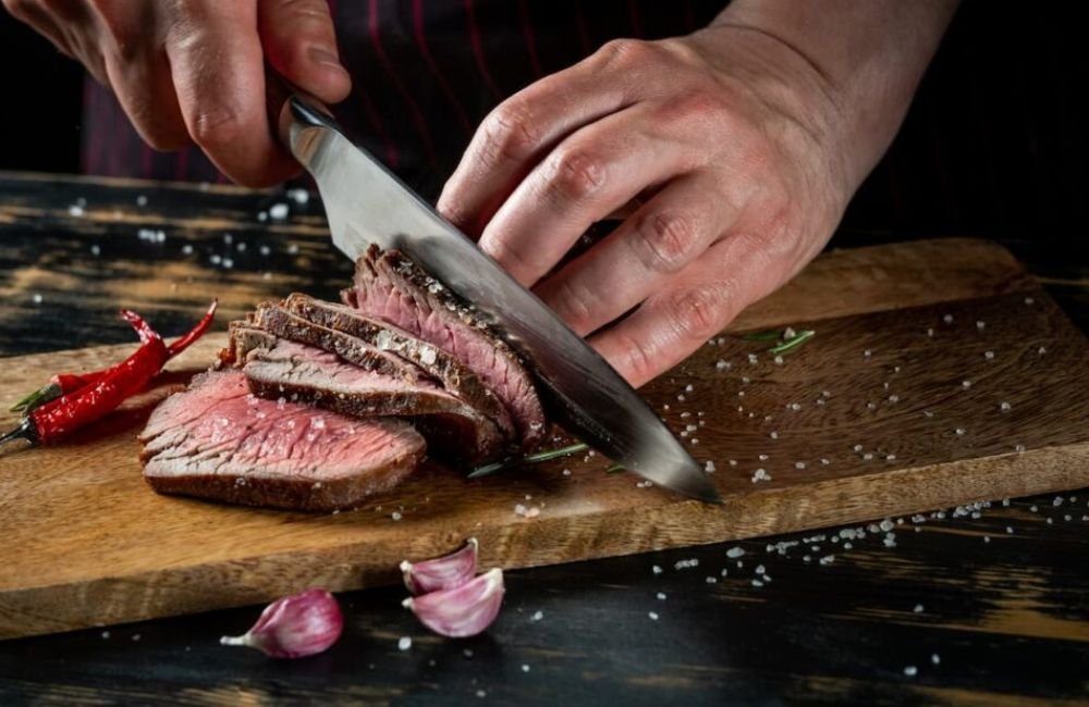 Por que podemos comer carne bovina malpassada, mas não frango malpassado?