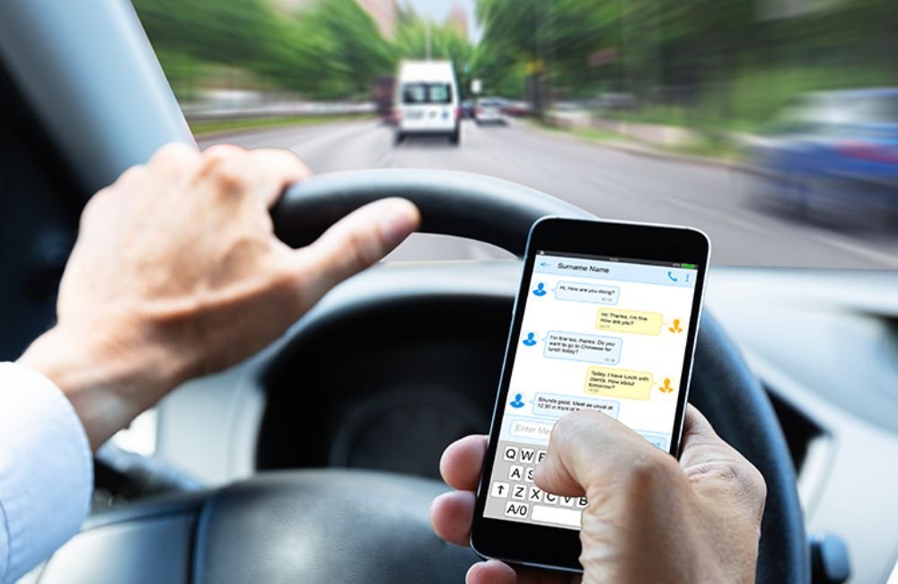 Uso de celular ao volante aumenta risco de acidentes em 400%, alerta Corpo de Bombeiros de Jataí