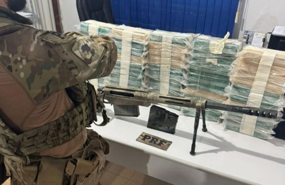 VÍDEO | PRF Intercepta Fuzil de Guerra e 52 Kg de Drogas em Grande Apreensão na BR-153