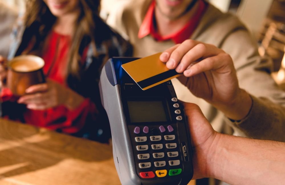 Comunicado para brasileiros com contas em todos os bancos que usam cartão por aproximação