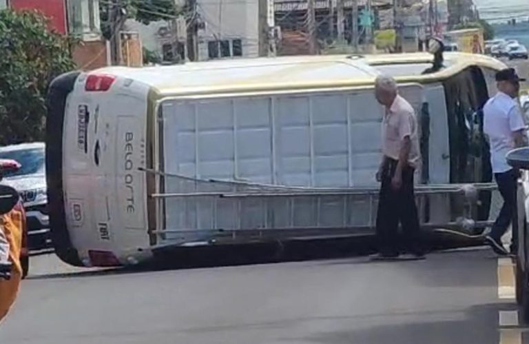 Furgão tomba após colisão com VW Gol no centro de Jataí