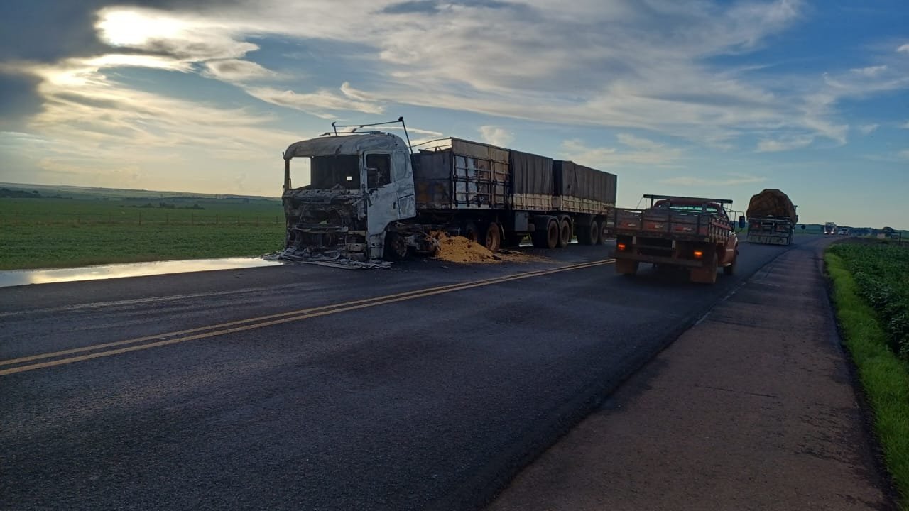 Carreta pega fogo na BR-364 entre Jataí e Mineiros