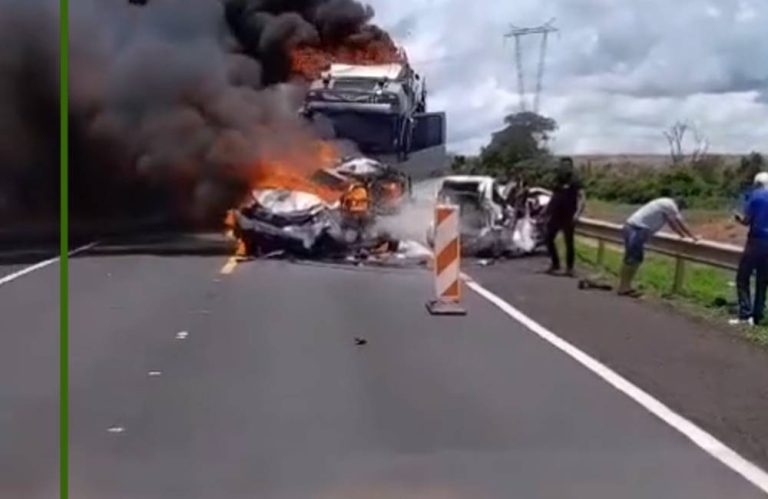 Rodovia em obras carreta ultrapassa 'pare e siga' e causa grave acidente na BR-364, próximo a São Simão (GO)