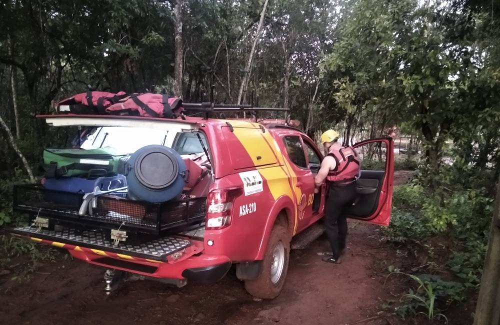 Bombeiros realizam resgate de moradores ilhados após enchente em Rio Verde