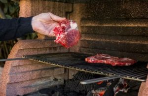 Carne vermelha aumenta o risco de demência e declínio cognitivo, sugere estudo de Harvard