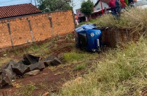 Carro tomba ao tentar evitar colisão com carreta na Vila Sofia (1)