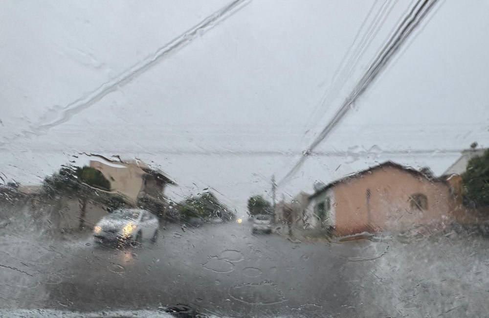 VÍDEO | Chuva deixa ruas alagadas em Jataí; Goiás segue em alerta para tempestades