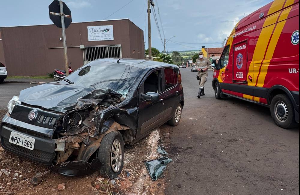 Colisão entre dois veículos no setor Dom Abel deixa mulher ferida