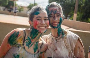 Confira as fotos do trote da Medicina da UFJ na Praça da Bíblia em Jataí