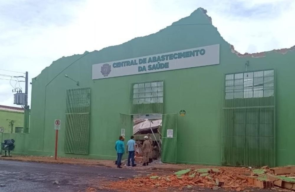 Desabamento no Centro de Distribuição de Medicamentos em Rio Verde deixa duas pessoas feridas