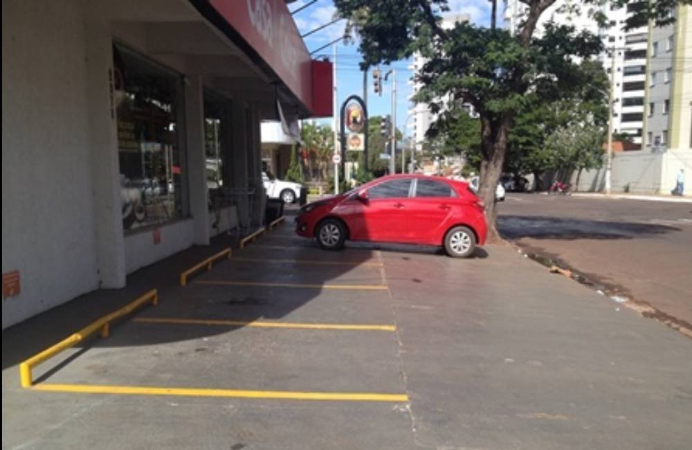 Estacionar em vagas ‘exclusivas para clientes’ é permitido? Saiba o que diz a lei