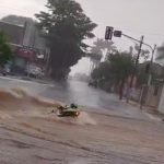 FORTE CHUVA ARRASTA_MOTOQUEIRO EM AVENIDA_DE MINEI