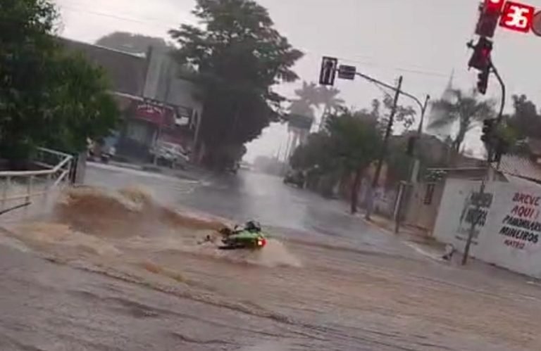 FORTE CHUVA ARRASTA_MOTOQUEIRO EM AVENIDA_DE MINEI