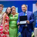 Família de Geneilton Assis emociona público com homenagem na posse do prefeito