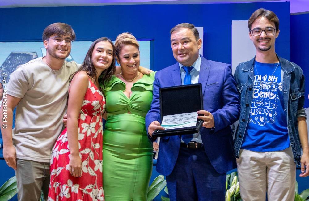 VÍDEO | Família de Geneilton Assis emociona público com homenagem na posse do prefeito