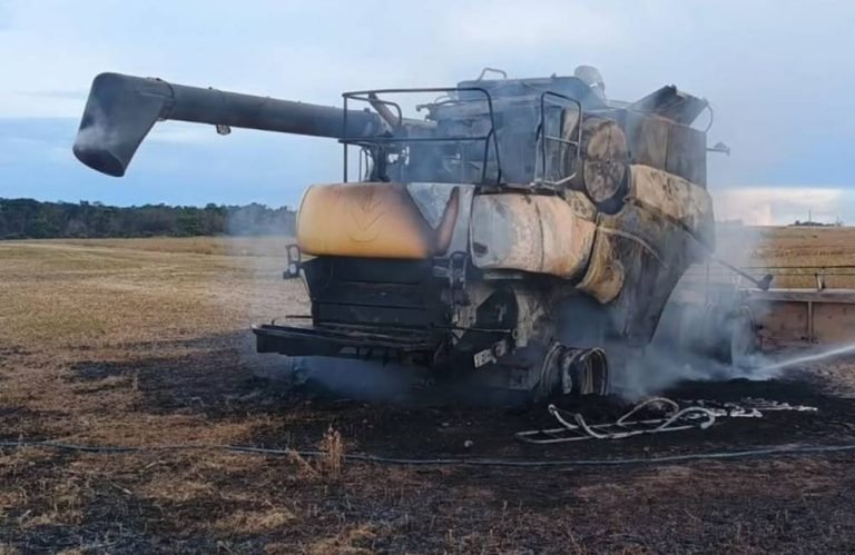 Incêndio em Colheitadeira Mobiliza Bombeiros na Zona Rural