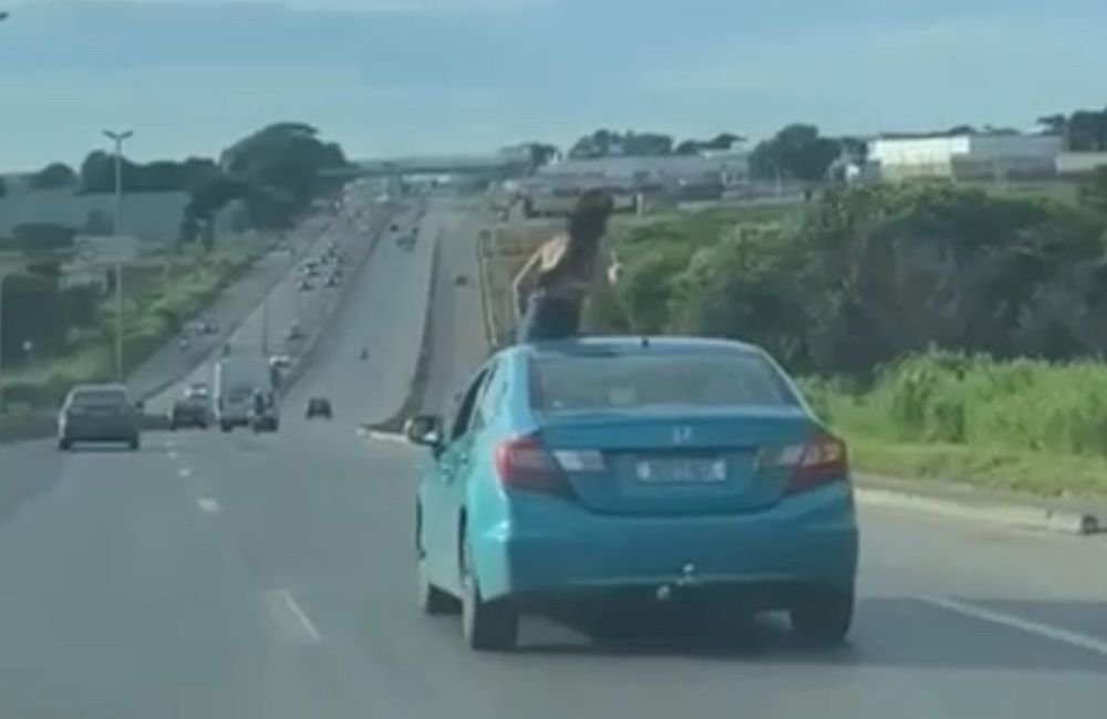 Jovem é flagrada no teto solar de carro em movimento na BR-153, em Aparecida de Goiânia