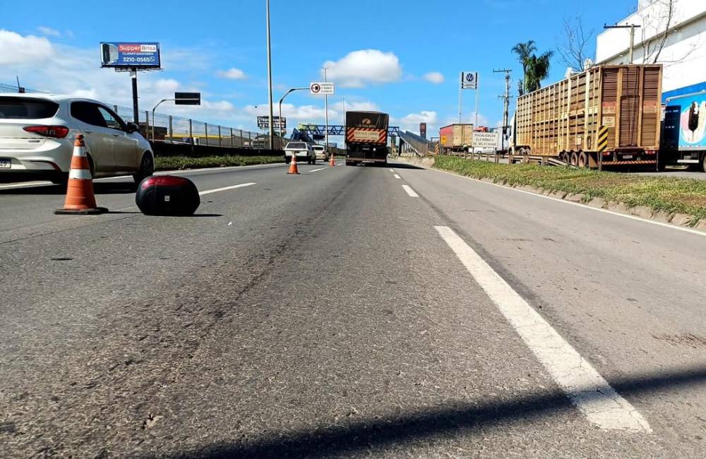 _Jovem morre atropelado por caminhão após queda de moto na BR-153