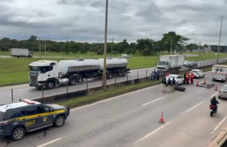 Motociclista morre após ser atropelado por caminhão e carro na BR-153