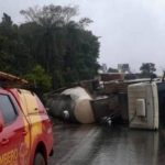 _Tombamento de carreta com areia bloqueia BR-020 e causa transtornos