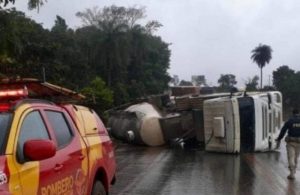 _Tombamento de carreta com areia bloqueia BR-020 e causa transtornos