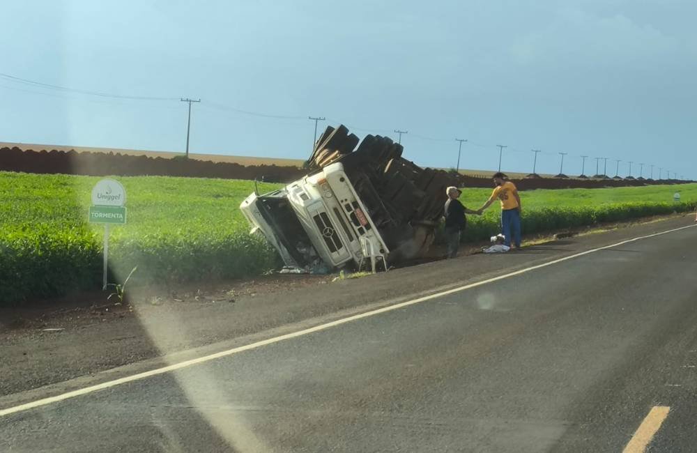 Tombamento de carreta na BR-364 deixa trânsito lento