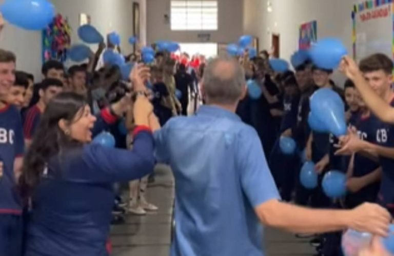 Após 39 anos de dedicação, professor Saulo recebe despedida emocionante de alunos e colegas