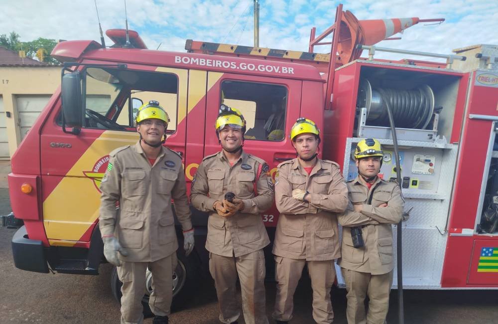 Bombeiros resgatam filhote de cachorro preso em tubulação