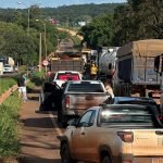 Caminhão cai em ponte do Rio Claro e tráfego é parcialmente interditado