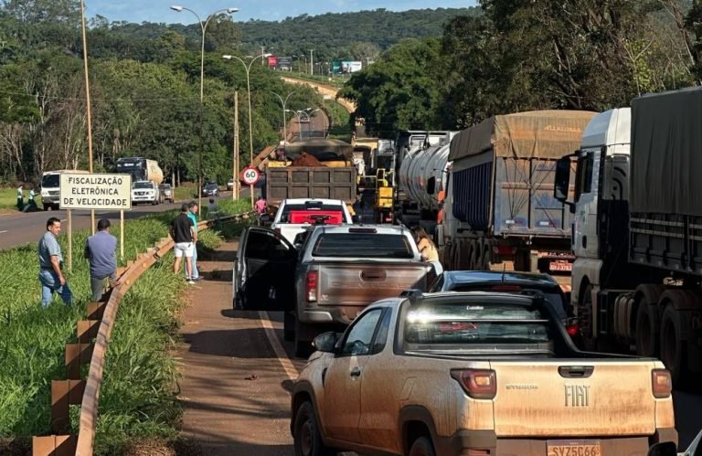 Caminhão cai em ponte do Rio Claro e tráfego é parcialmente interditado