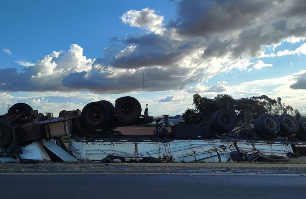 Carreta carregada com ração tomba na BR-364