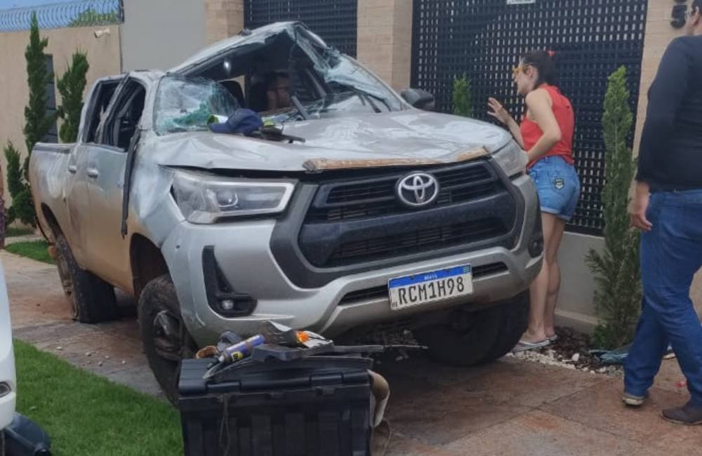 VÍDEO | Camionete capota três vezes e para sobre a calçada após colisão em cruzamento de Jataí