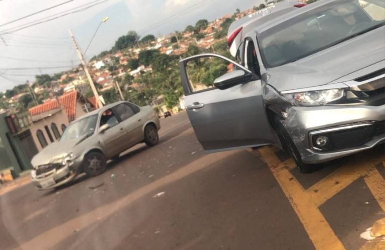 Colisão entre dois veículos é registrada em cruzamento com rotatória em Jataí
