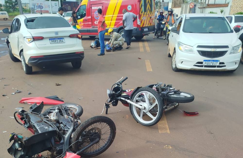 Colisão entre motos e carro deixa ferido em Jataí