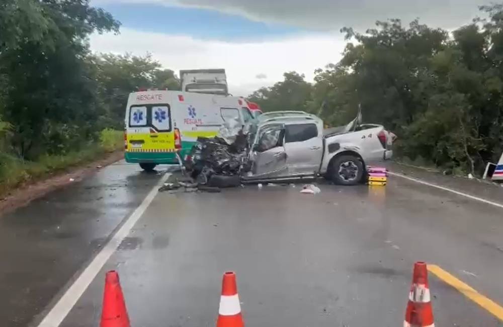 VÍDEO | Colisão fatal entre caminhonete e caminhões deixa três mortos e uma criança gravemente ferida
