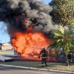 Incêndio em ônibus de transporte coletivo deixa veículo destruído