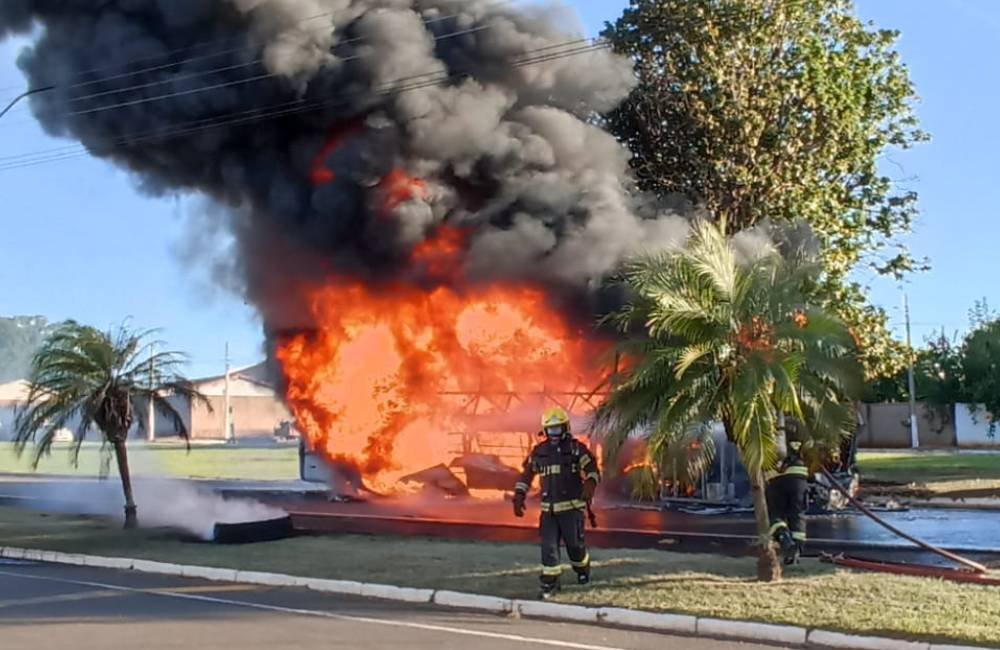 Incêndio em ônibus de transporte coletivo deixa veículo destruído