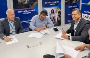 O prefeito de Jataí, Geneilton Assis (PL), assina contrato com a Caixa Econômica Federal para a construção de 50 casas populares pelo Programa Minha Casa, Minha Vida – Entidades.